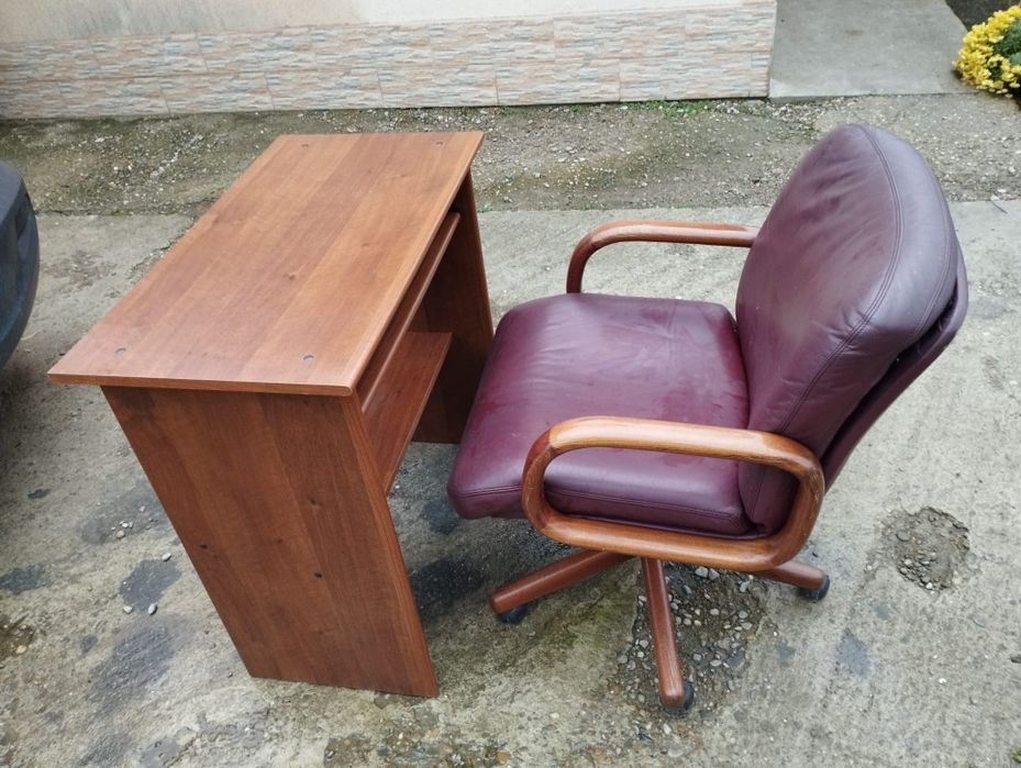 Birou și scaun din lemn masiv