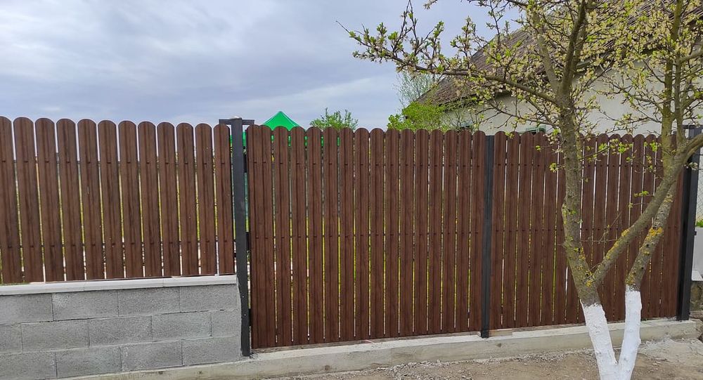 Executam garduri din sipca metalica, tabla cutata, plasa bordurata