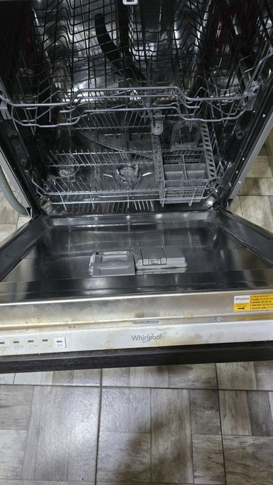 Vând mașina de spălat rufe incorporabila Whirlpool