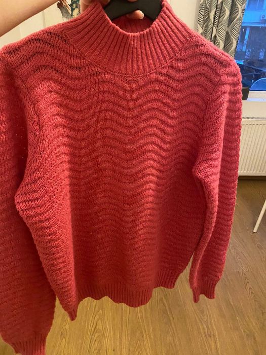 Pulover roz inchis cu lana in compozitie