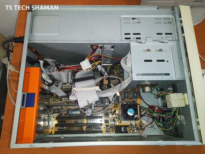 Продавам рядък ретро компютър Pentium MMX с WINDOWS 98 и 5,25" диск!