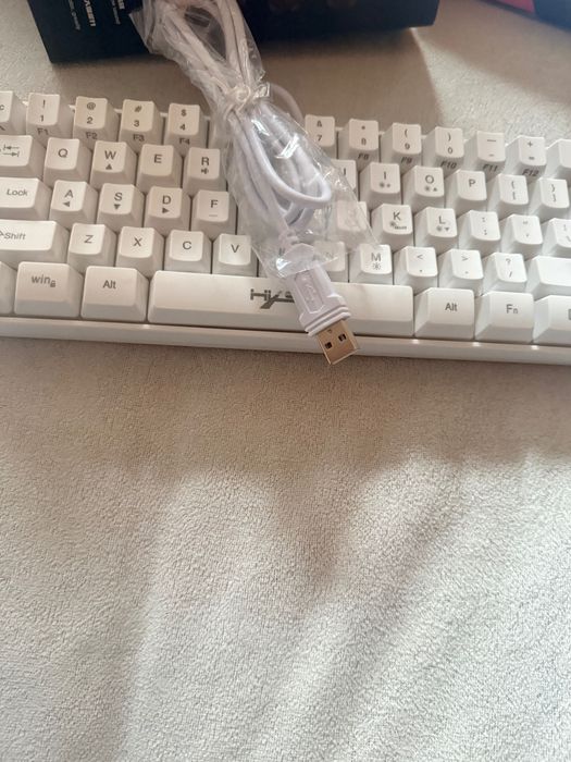 Геймърски слушалки и клавиятура