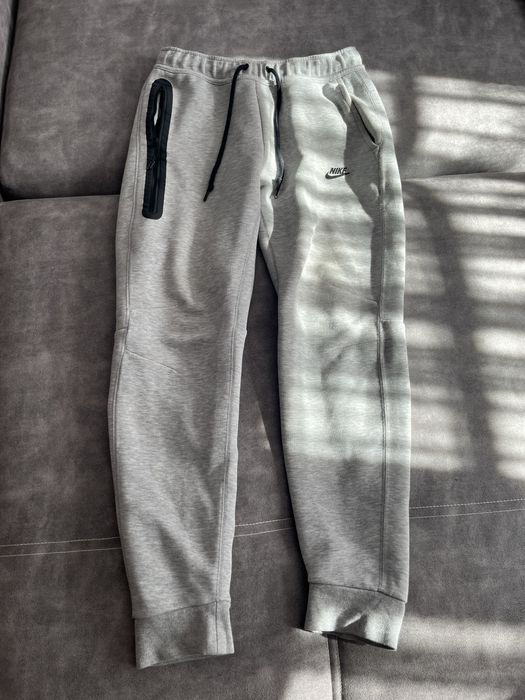 Pantaloni nike tech