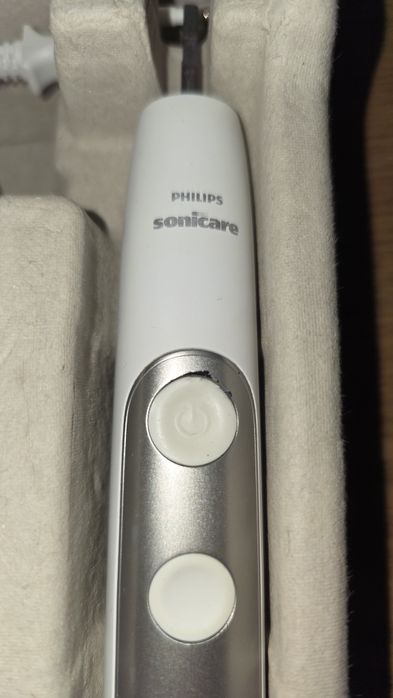 Philips Sonicare ExpertClean 7300 cu un mic defect estetic