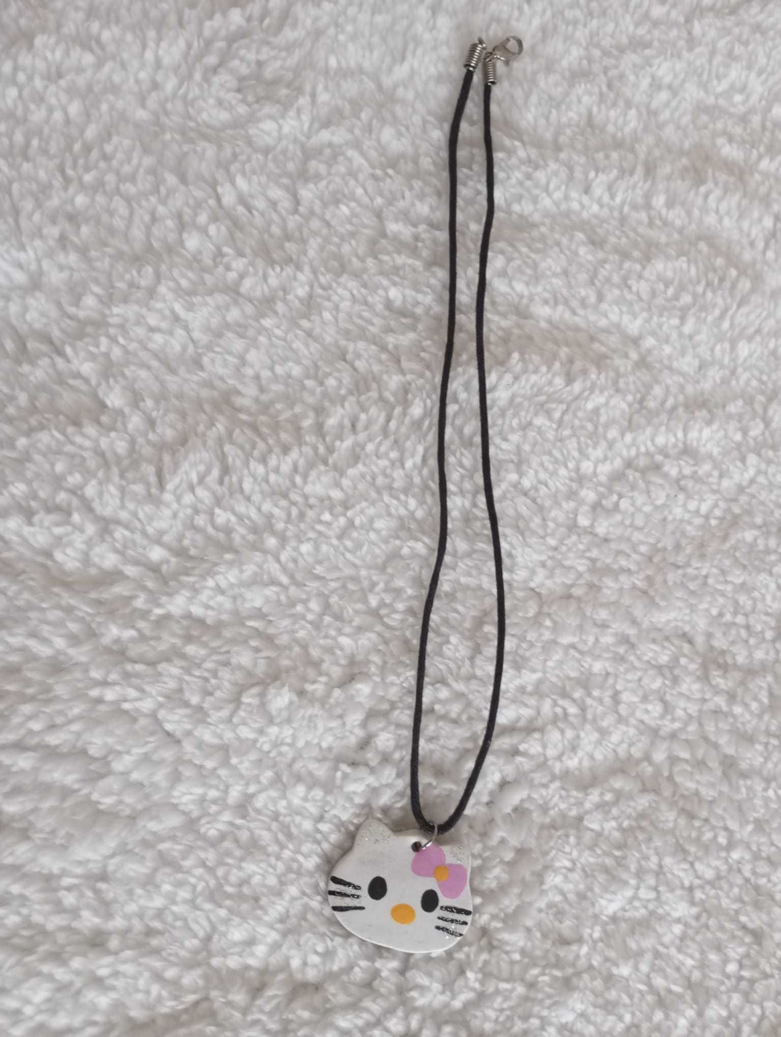 Colier din snur cerat negru si pandantiv Hello Kitty