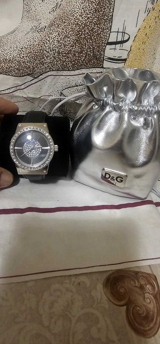 Чисто нов дамски часовнициD&G, и Versace уникален Перфектен Подарък!!