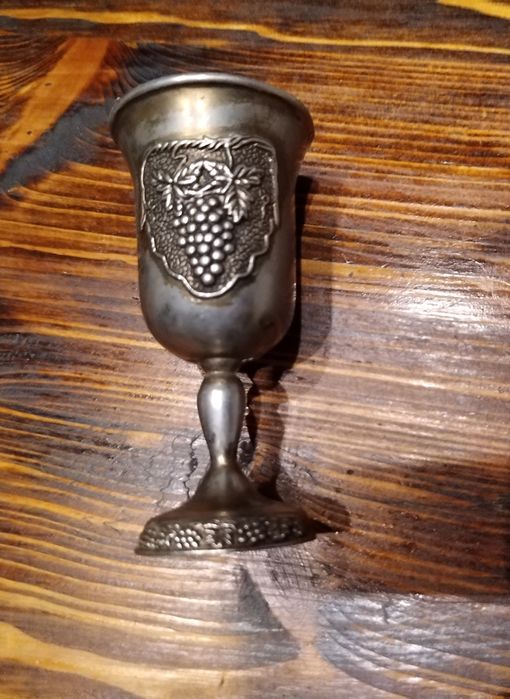 Старинна чаша грозд