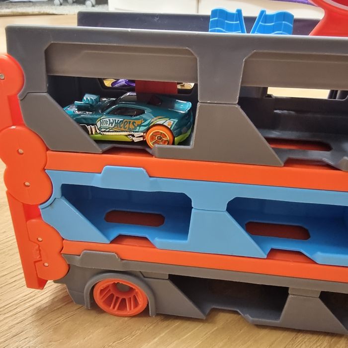 Tir masinute si pista hot wheels
