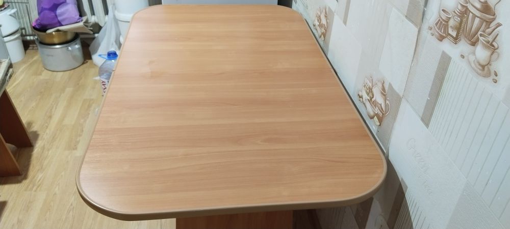 Продам стол кухонный с 3 стульями.