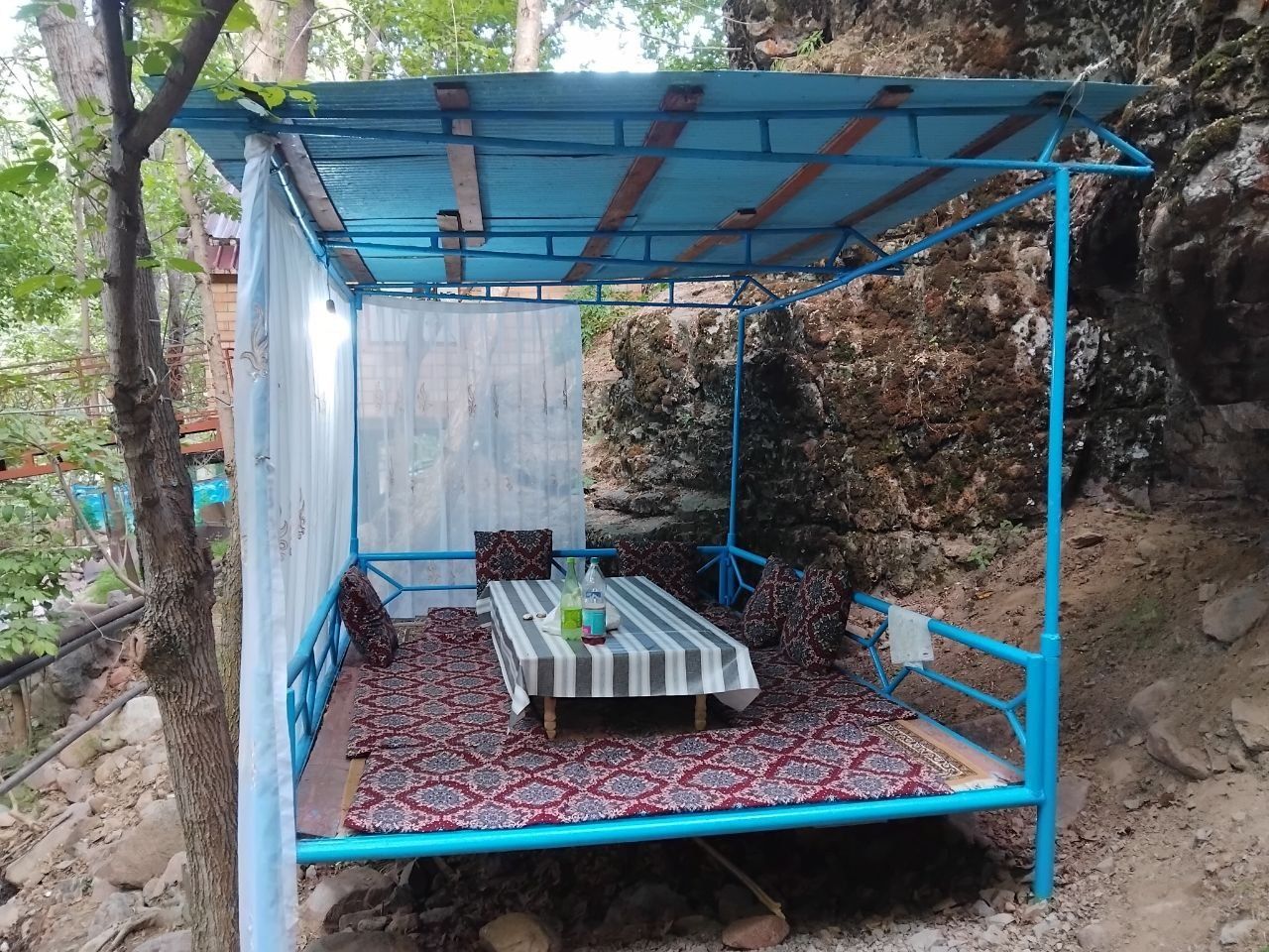 Oqtoshda suv bo'yida tapchanlarimiza bor. Tog' bag'rida toza havoda