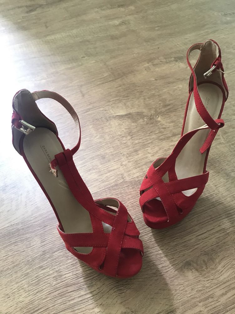 Обувки Zara.