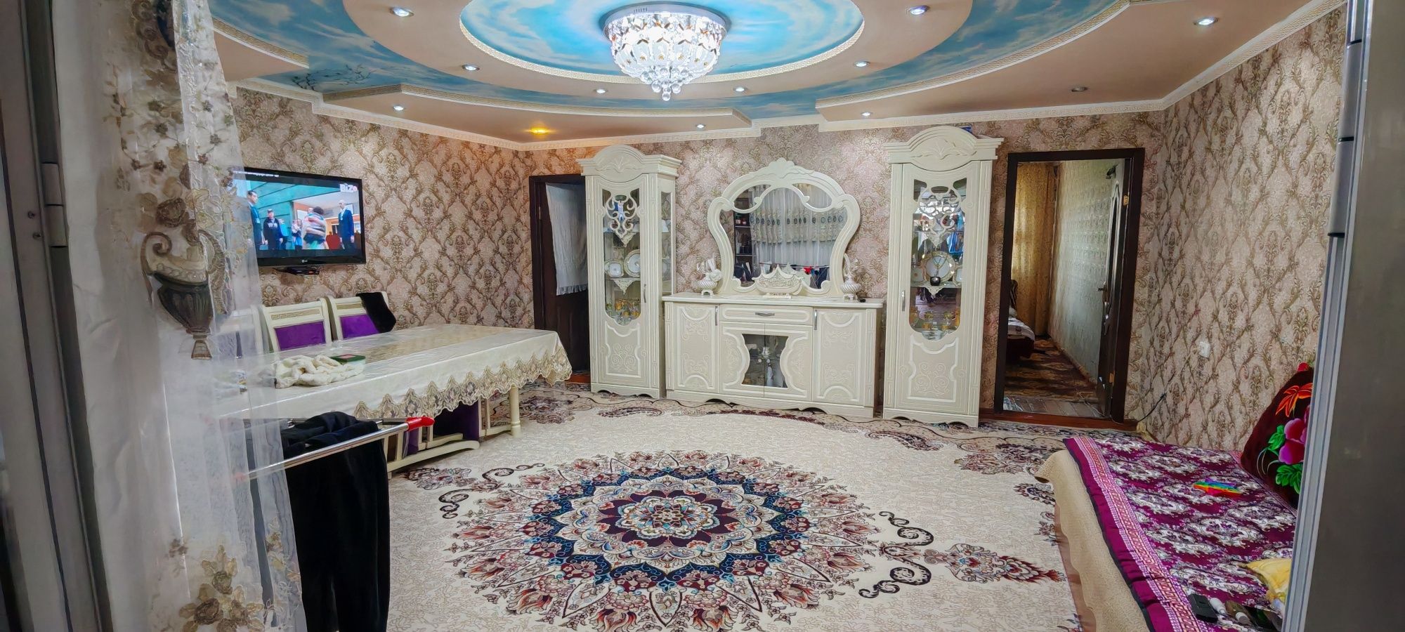 Продаю срочно квариту не дорого со всеми вещами и мебелью