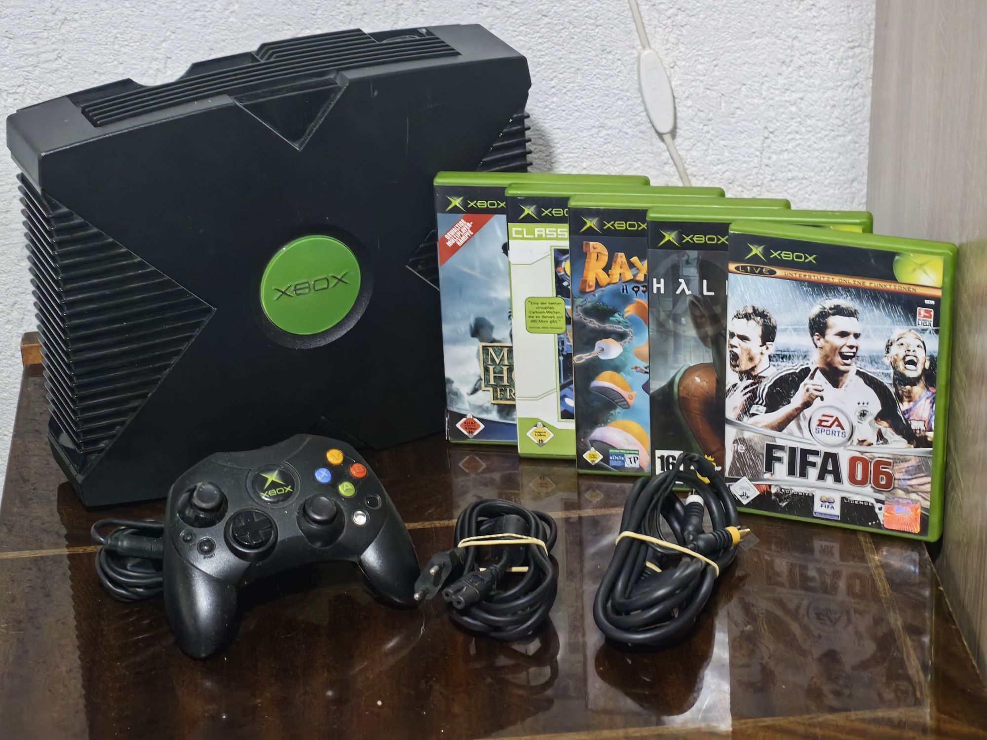 Xbox classic + игри half life, crash bandicoot