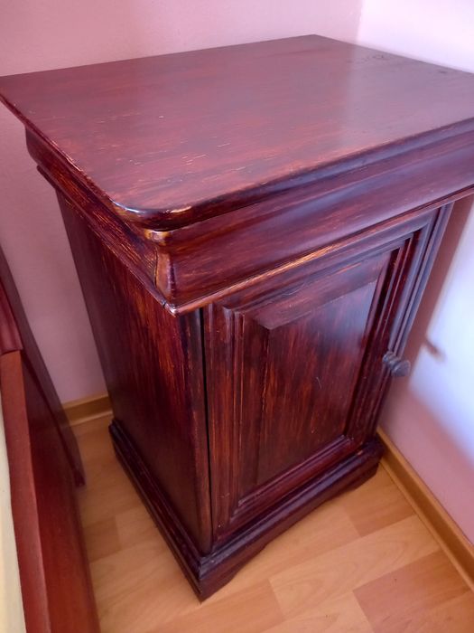 Vand noptiera din lemn,culoare inchisa,model vintage Louis Phillippe