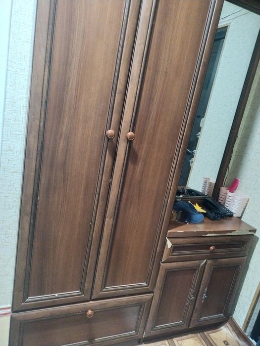 Прихожка катта шкаф ва ойналик