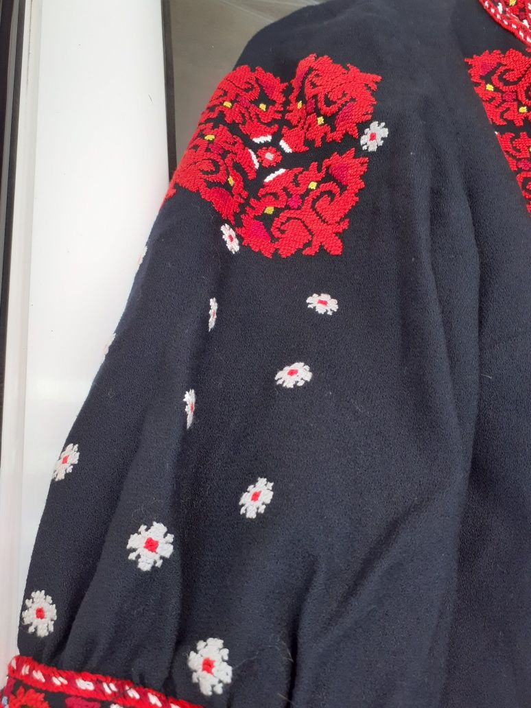 Ръчно шита и бродирана традиционна българска рокля