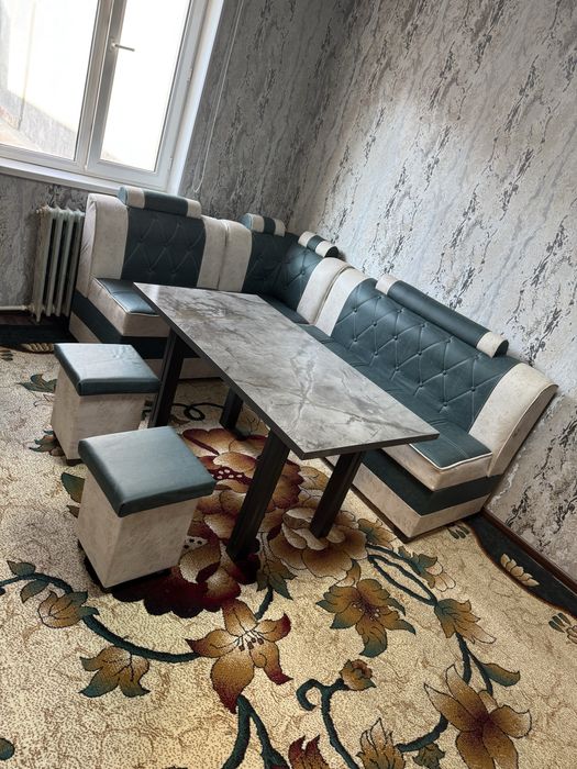 Угалок+ стол+ пуфик.