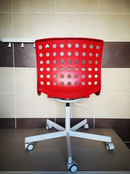 Scaun birou IKEA, rotativ, reglabil pe inaltime, cu roti, rosu cu alb