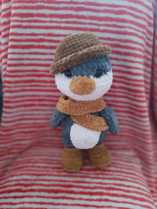 Ръчно изплетена играчка Пингвинче