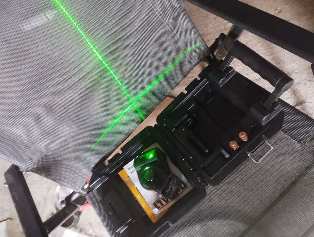 Laser dewalt lumina verde