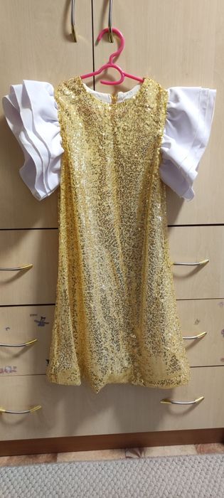 Продам праздничное платье с пайетками на девочку