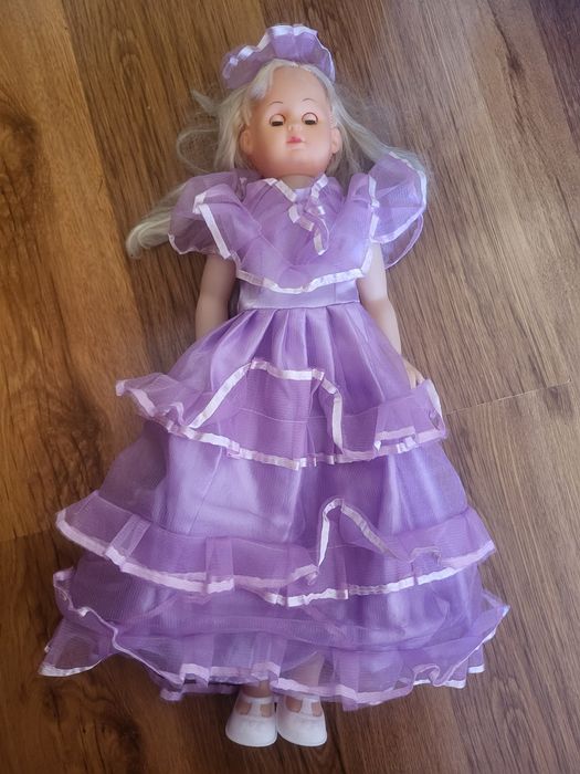 Ретро красива  кукла