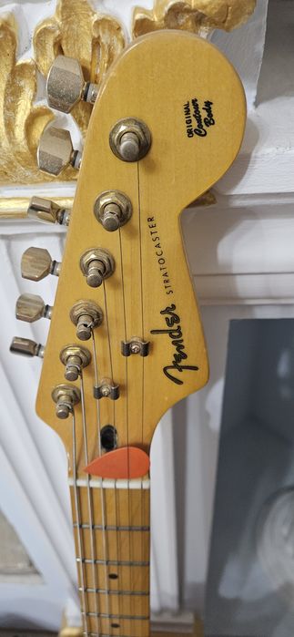 Электрогитара фирмы Fender.
