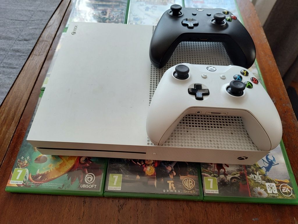 Xbox one s 1 TB cu 2 controllere