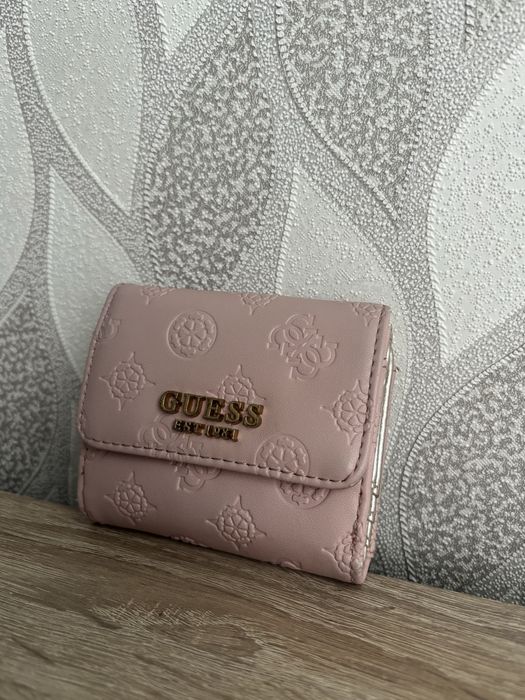 Портмоне “Guess”.