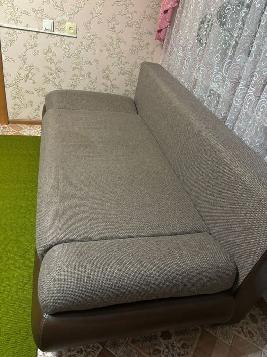 Диван среднего размера