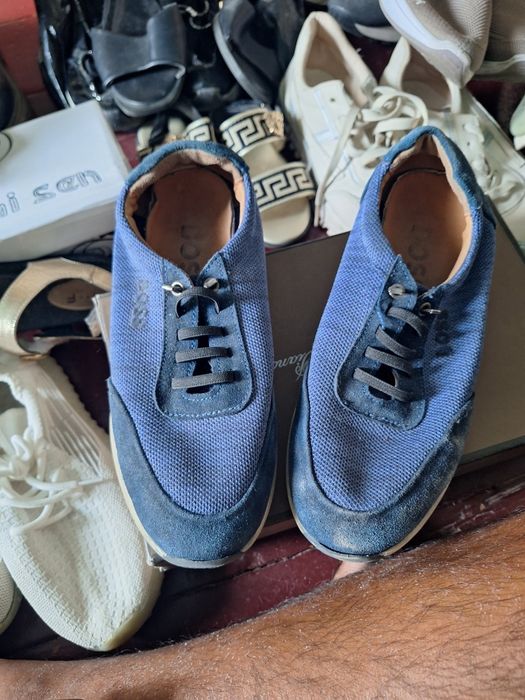 10000 Mindan oyoq kiyimla