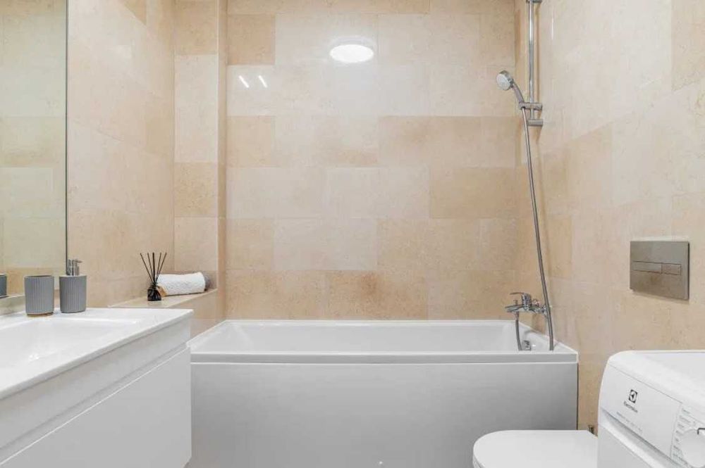 Дава се под наем Тристаен апартамент в Бургас, Център - 80 кв.м за 306 € - Снимка #5