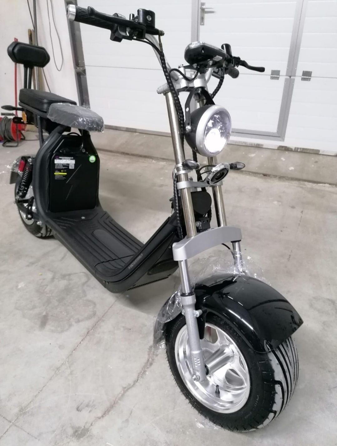 Scuter electric nou cu șa mare
