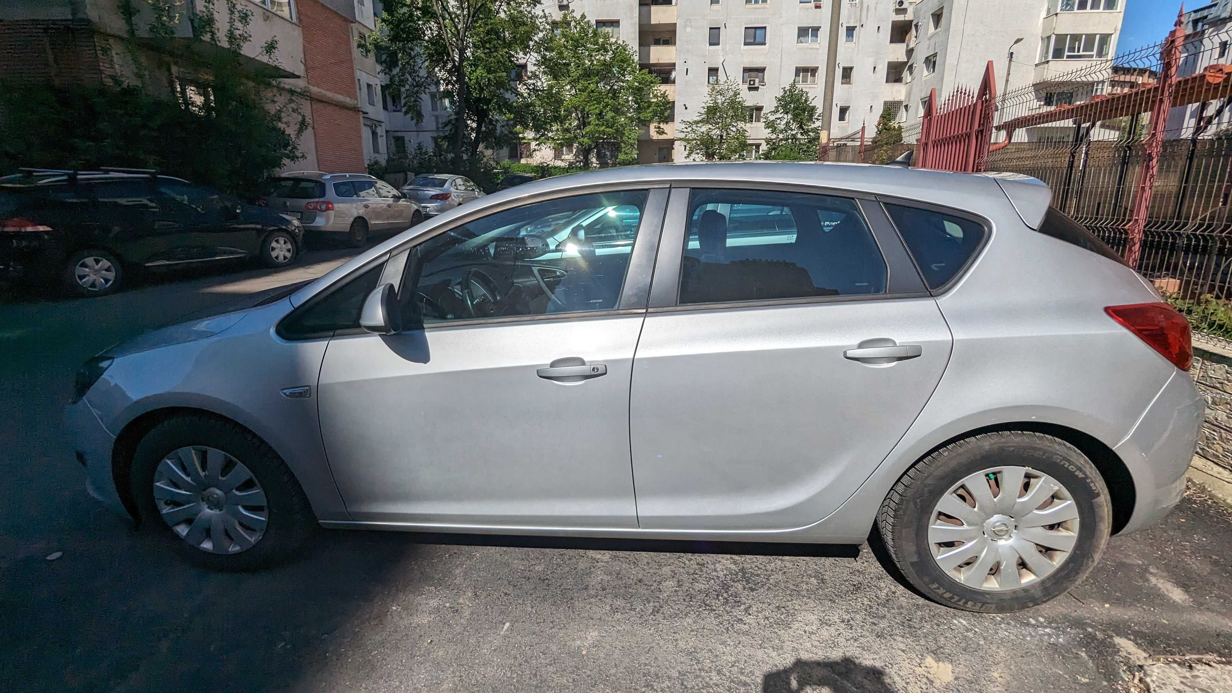 Vând Opel Astra J Facelift 2013