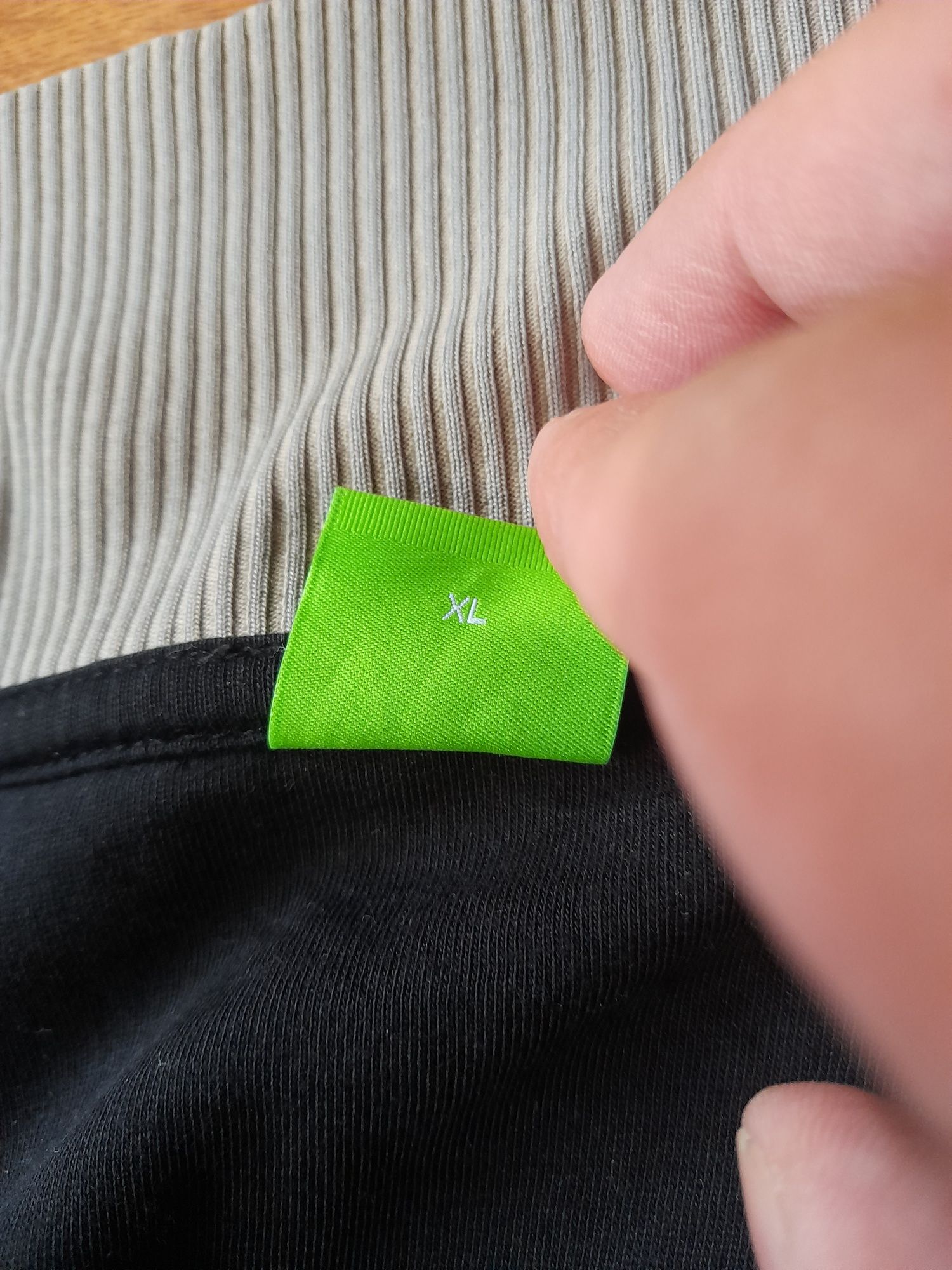 BOSS мъжко горнище L- XL размер.