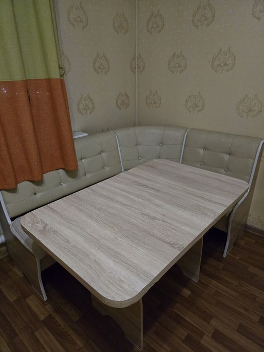Продаётся стол со стульями