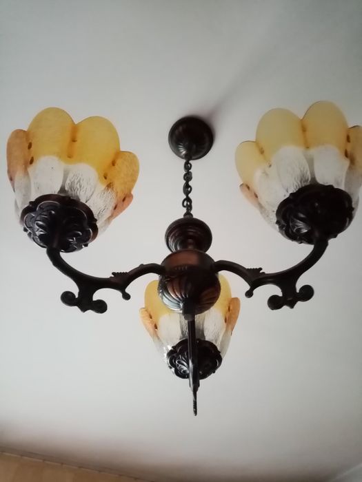 Трехрожковая люстра