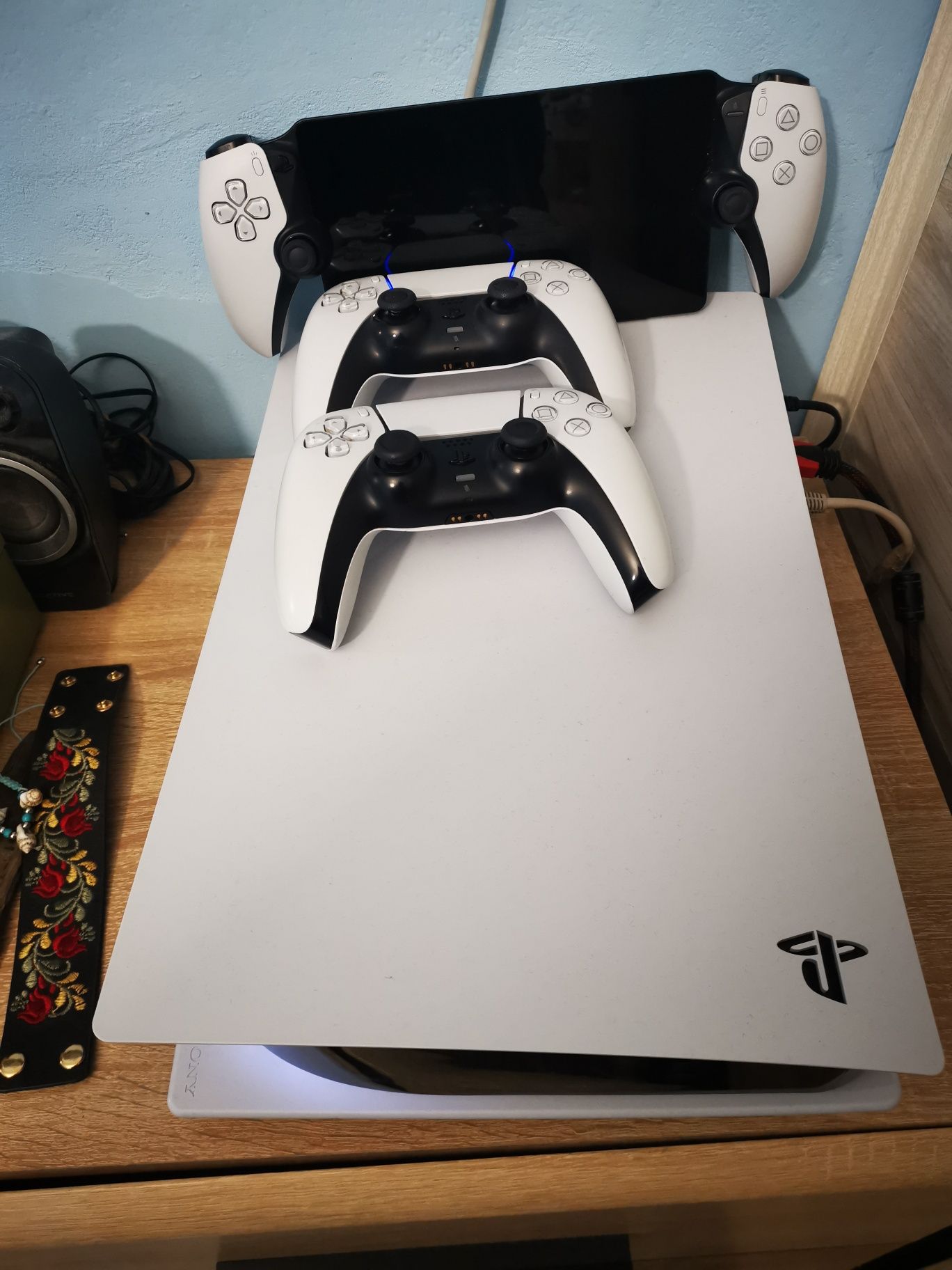 Плейстейшън 5 с два джойстика + ps5 portable