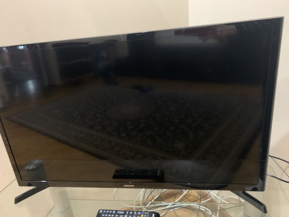 Vand televizorSamsung ca si nou,smart,diagonala80cm