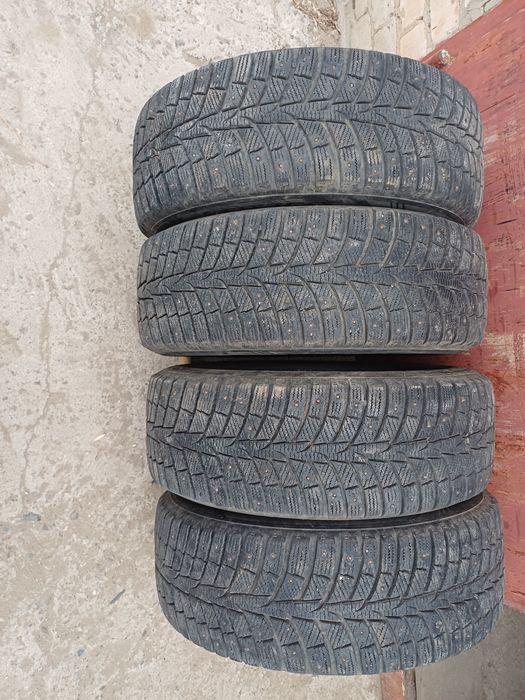 Продам комплект зимних шин 215 60 R-16