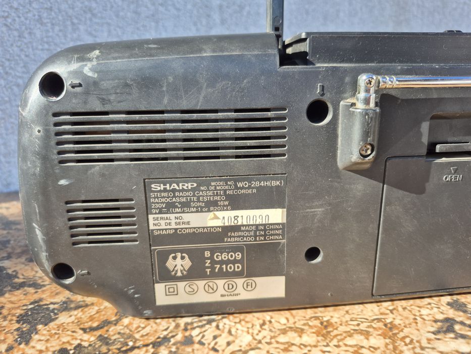 Radio Casetofon marca Sharp , model WQ-284H