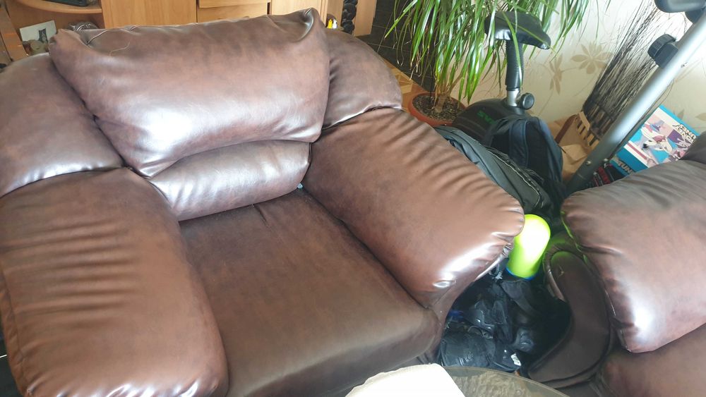 Кожена холна гарнитура състояща се от троен диван, двоен и фотьойл