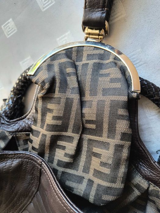 Фенди

Кафява кожена чанта Fendi Spy