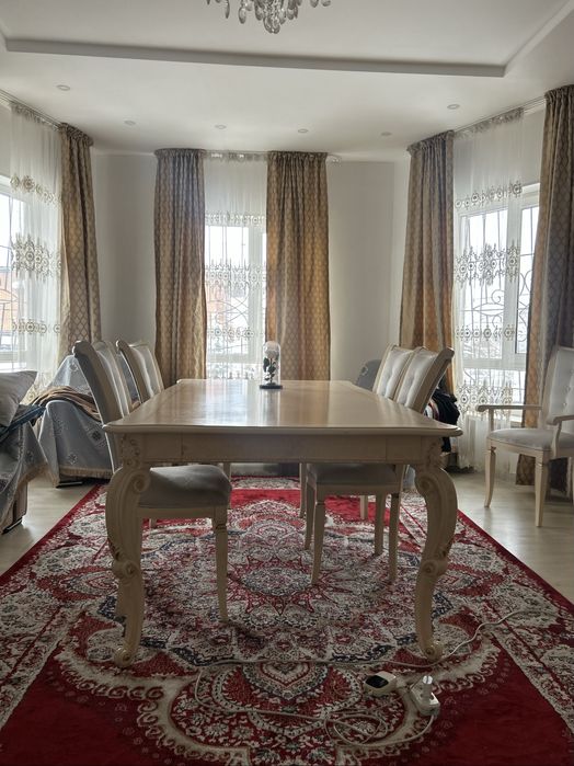 Прекрасный стол для зала и встречи гостей