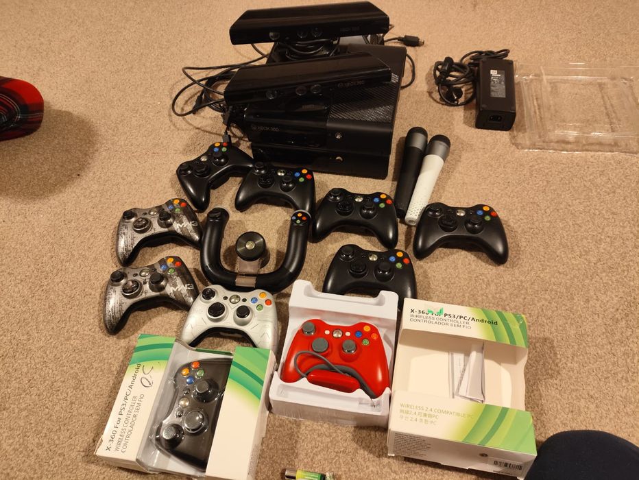 Xbox 360 slim modat cu un controller