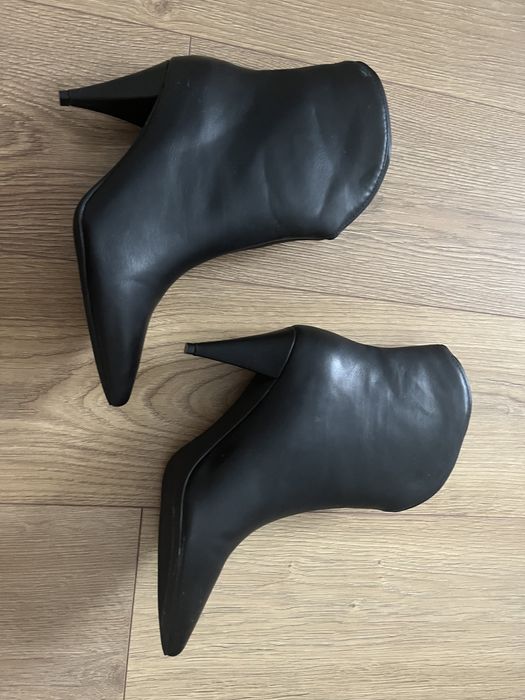 Botine noi, imitatie piele, culoare neagra, marimea 39, varf ascutit