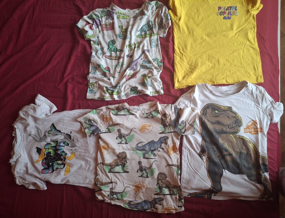 Vand tricouri, bluze, pantaloni scurti marime 134