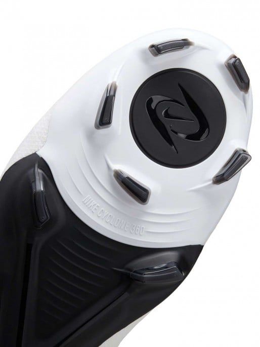 СПЕШНО се продава Nike Обувки PHANTOM LUNA II PRO FG 40.5 номер.