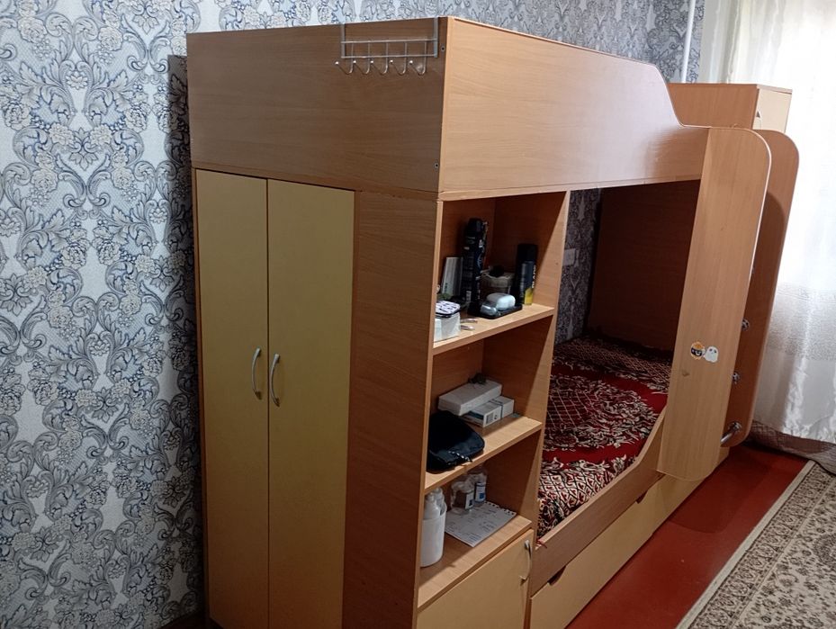 Продам срочно двухярусный кровать встроенные со шкафами