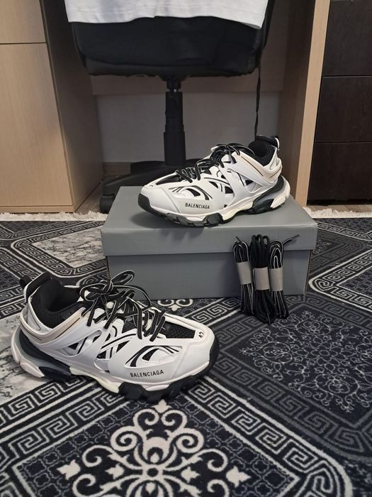 Balenciaga track noi cu eticheta